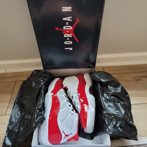 Air Jordan 11 Retro Nike Cherry 11s - Picture 4 of 14